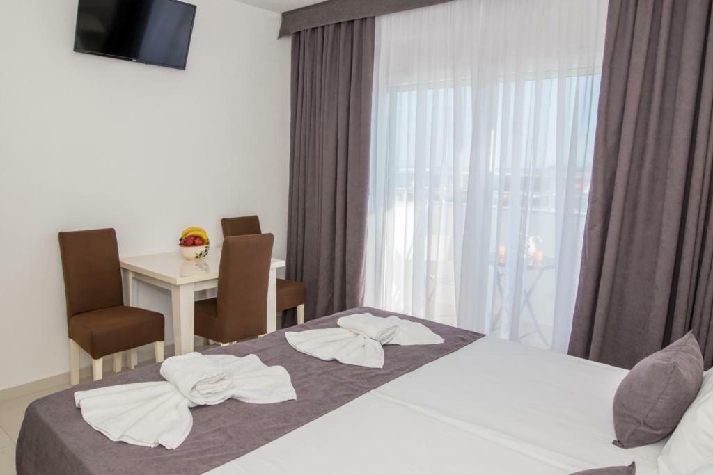 Apartmani Nela Sutomore Ngoại thất bức ảnh